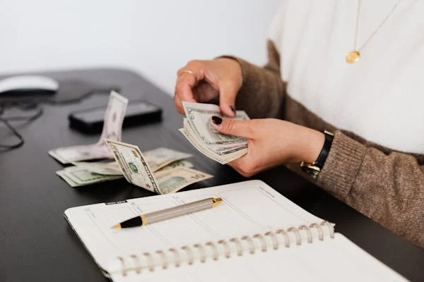 an image showing an article writer counting dollar notes he was paid for writing.