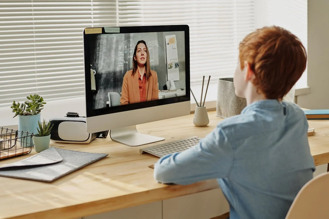Students learning online with free certificate courses in 2025