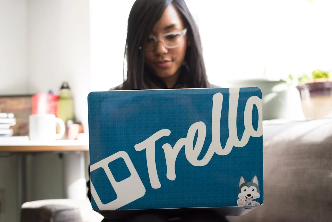 Beginner learning agile project management on laptop